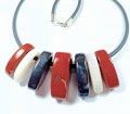 Naszyjnik z jaspisu czerwonego, chalcedonu i onyksu na kauczukowym rzemieniu 60cm,  typu princess.