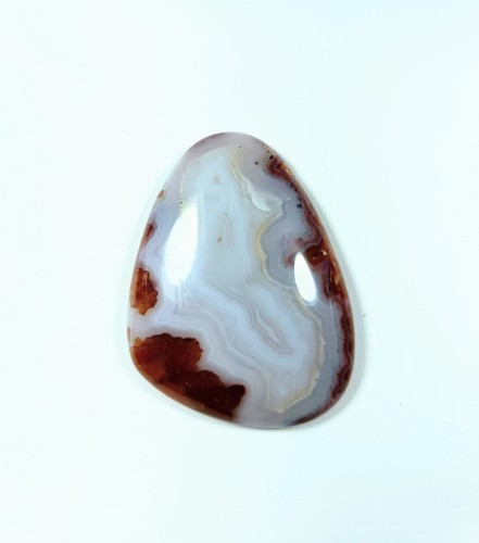 Agat marokański. Kaboszon w kolorach bieli i ciepłego bursztynu. Kształt żagielka