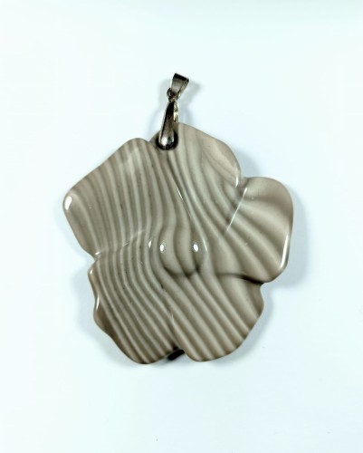 Wisiorek z krzemienia pasiatego w kształcie kwiatu nasturcji z zawieszką ze stali szlachetnej.   Ręcznie rzeźbiony.