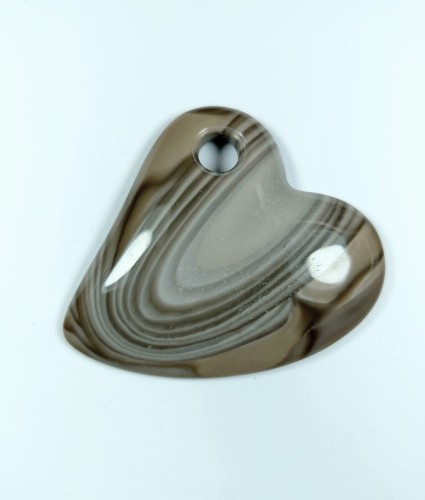 Serduszko z krzemienia pasiastego z otworkiem na rzemień