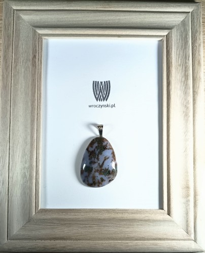 Agat mszysty z posrebrzaną zawieszką.