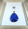 Wisiorek z lapis lazuli z posrebrzaną zawieszką. Niebieska elegancja i piękno.