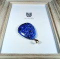 Wisiorek z lapis lazuli z posrebrzaną zawieszką. Niebieska elegancja i piękno.