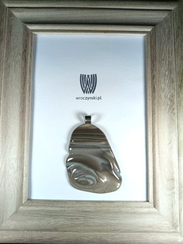 Wisiorek krzemień pasiasty na posrebrzanej zawieszce rzeźba w kamieniu
