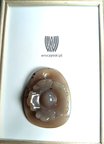 Półprzeźroczysty chalcedon w formie kamei z motywem kwiatowym Ręcznie wykonany