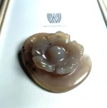 Półprzeźroczysty chalcedon w formie kamei z motywem kwiatowym Ręcznie wykonany