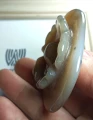 Półprzeźroczysty chalcedon w formie kamei z motywem kwiatowym Ręcznie wykonany