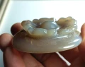 Półprzeźroczysty chalcedon w formie kamei z motywem kwiatowym Ręcznie wykonany