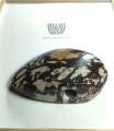 Wisiorek z jaspisu z poprzecznym otworkiem 8 mm na rzemień