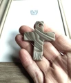 Krzyżyk z krzemienia pasiastego z otworkiem na rzemień