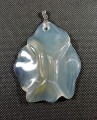 Półprzeźroczysty chalcedon w kształcie kwiatu nasturcji z zawieszką ze stali szlachetnej
Rozmiary kamienia 6,5cmx5,2cm.