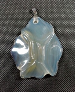 Chalcedon z zawieszką rzeźbiony ręcznie 