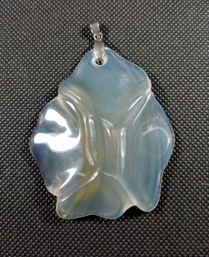 Półprzeźroczysty chalcedon w kształcie kwiatu nasturcji z zawieszką ze stali szlachetnej
Rozmiary kamienia 6,5cmx5,2cm.