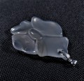 Półprzeźroczysty chalcedon w kształcie kwiatu nasturcji z zawieszką ze stali szlachetnej
Rozmiary kamienia 6,5cmx5,2cm.