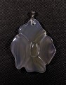 Półprzeźroczysty chalcedon w kształcie kwiatu nasturcji z zawieszką ze stali szlachetnej
Rozmiary kamienia 6,5cmx5,2cm.