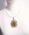 Półprzeźroczysty chalcedon w kształcie kwiatu nasturcji z zawieszką ze stali szlachetnej
Rozmiary kamienia 6,5cmx5,2cm.