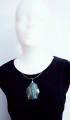 Półprzeźroczysty chalcedon w kształcie kwiatu nasturcji z zawieszką ze stali szlachetnej
Rozmiary kamienia 6,5cmx5,2cm.